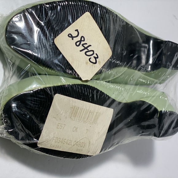 Jade green low heel shoes - Picture 2 of 4